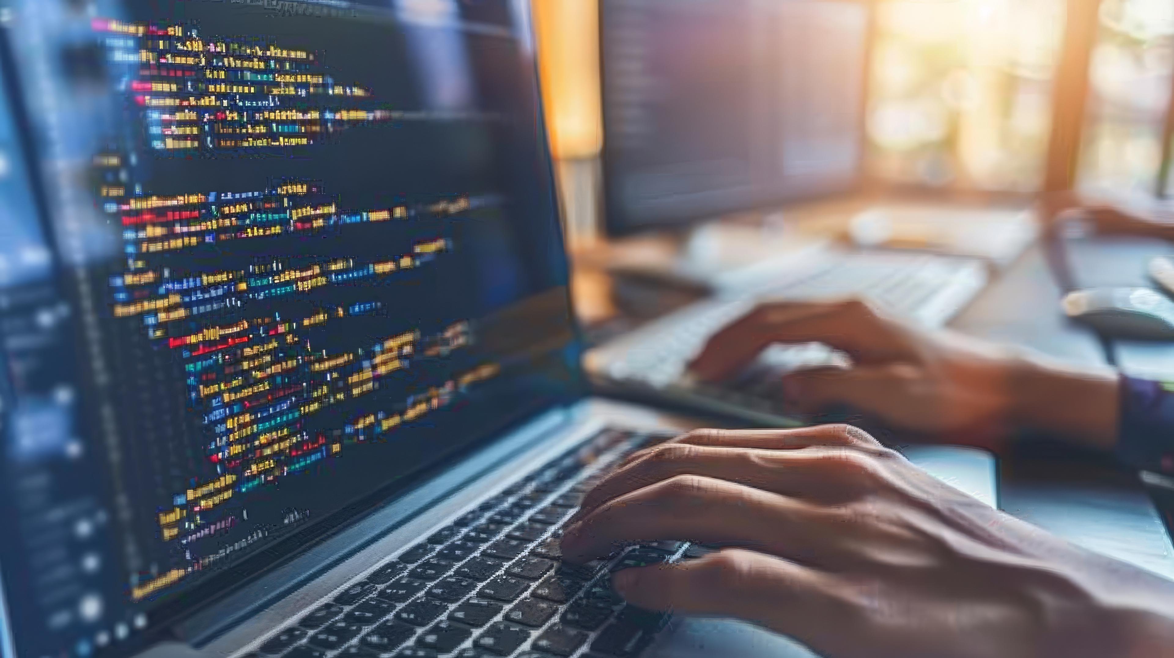 Desenvolvedor integrando a API do Seguro Ingresso em um notebook
